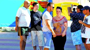 Viorel Lis se pozeaza cu turistii