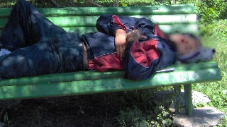 Un roman fara adapost, cu antecedente pentru agresiuni sexuale, listat la tribunal cu domiciliul pe o banca din parc