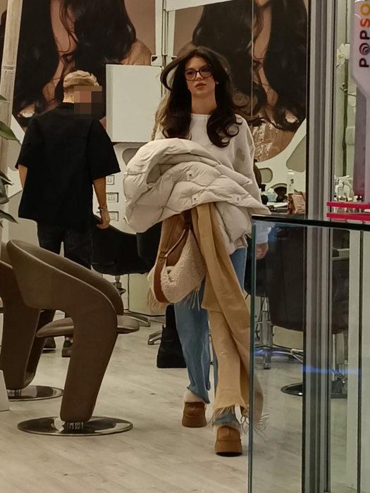 Cleopatra Stratan pleacă mulțumită de la coafor