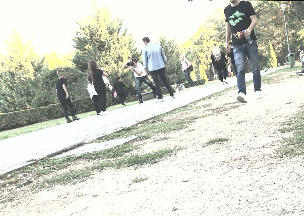 Cătălin Măruță și familia, la plimbare, asistați de un fotograf