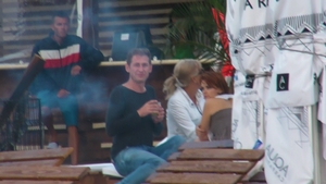 Mircea Solcanu, stingher pe plaja din Mamaia. Doar prietenele, o barfa mica si un pahar l-au mai incalzit