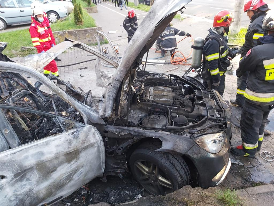 Incendiu în Arad. Un bărbat a fost găsit mort în flăcări, într-o mașină care a ars