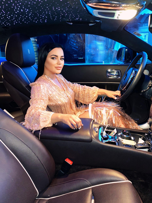 Carmen de la Sălciua se reinventează și nu încetează să-și surprindă fanii: ”Cât de naivă mă crezi”! Cântăreața apare în ipostaze HOT în bolidul de lux al lui Alex Bodi