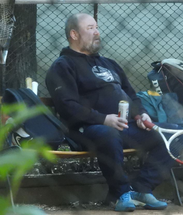 Înainte de partidă, Ionică din "Liceenii" s-a încălzit cu o bere (Foto: CANCAN.RO)