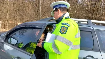 Greșeala șoferilor care poate aduce o amendă de 1.300 de lei. Mulți o fac fără să știe legea