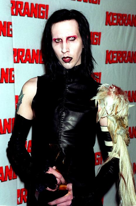 Marilyn Manson, transportat de urgenţă la spital!  Un element din decor s-a prăbuşit peste el, în timpul concertului