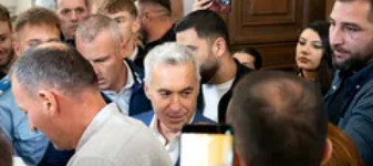A început ședința crucială, în care Călin Georgescu află dacă va fi eliberat sau mai rămâne în arest pentru încă 30 de zile. S-ar putea ajunge din nou la scenariul completului de divergență, care a decis ca Georgescu să rămână închis