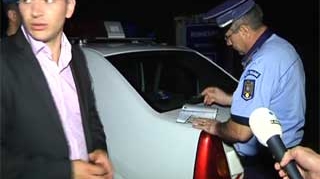 Imagini incredibile! Fostul profesor de religie acuzat de viol a depus plangere dupa ce a fost amenintat! Se teme sa mai iasa din casa fara bodyguard!