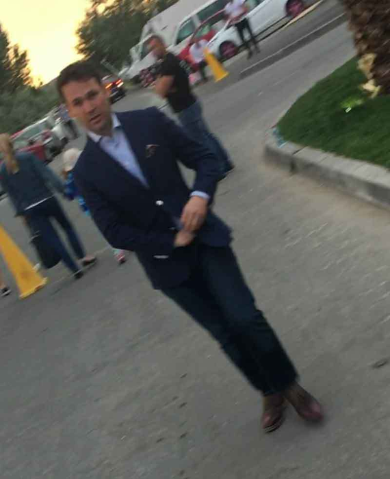 Robert Negoiţă s-a schimbat şi se îndreaptă spre eveniment
