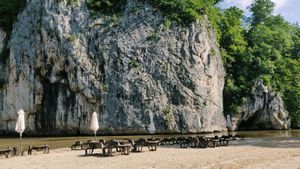N-ai bani de Thailanda? Locul din România care seamănă leit! Unde se află plaja sălbatică mai puţin cunoscută la noi în ţară