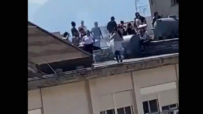Imagini revoltătoare! În plină pandemie de coronavirus, mai mulți tineri au încins grătare pe acoperișul unui bloc