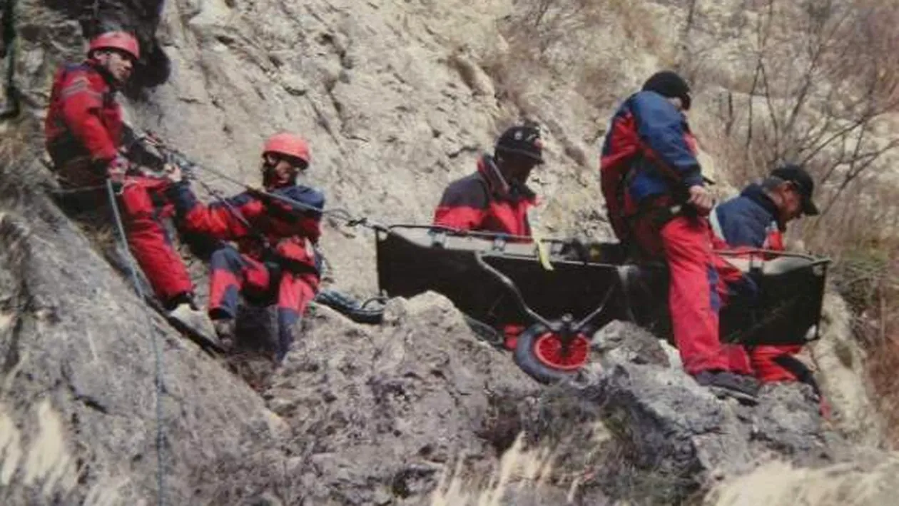 Salvamontiștii intervin pentru salvarea a două femei care au căzut în Munții Bucegi