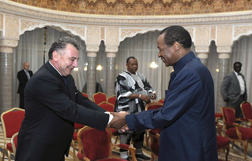Frank Timiş, dând mâna cu preşedintele statului Burkina Faso, Roch Marc Christian Kaboré