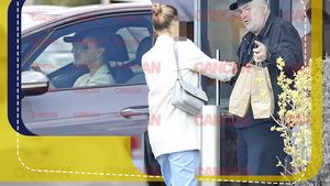 Florin Călinescu are gusturi fine: şi-a făcut pofta pe „blat” la un restaurant din Capitală, apoi...  Fostul jurat de la „Românii au talent” a părăsit incinta cu o blonduţă şi portbagajul plin