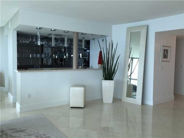 Casa de la Miami în care locuieşte Alina Borcea. sursă foto: wowbiz.ro