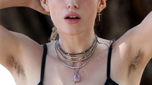 Bella Thorne, cu părul de la subraț la vedere! Celebra actriță a ieșit așa la plajă!