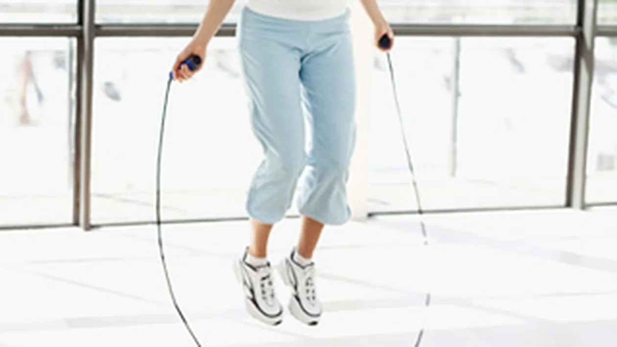 Ioana Ginghina te invata cum sa sari coarda! Combina tonifierea cu exercitiile cardio dupa indicatiile ei!