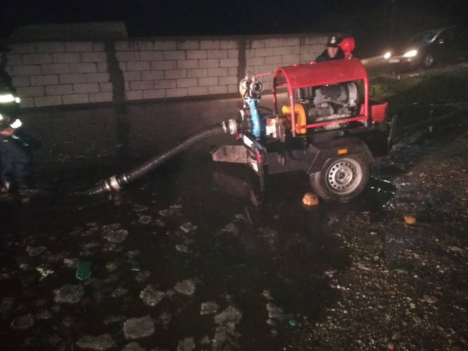 VIDEO. Codul portocaliu a făcut ravagii în Argeș! O moară a izbucnit în flăcări de la un fulger, mai mulți copaci doborâți și autoturisme distruse