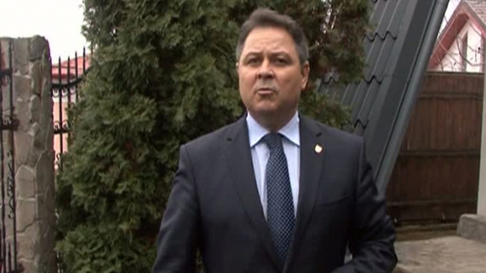 Un senator isi plange de mila dupa ce camatarul Vandam l-a scos din casa: “Am ajuns sa traiesc in chirie!”