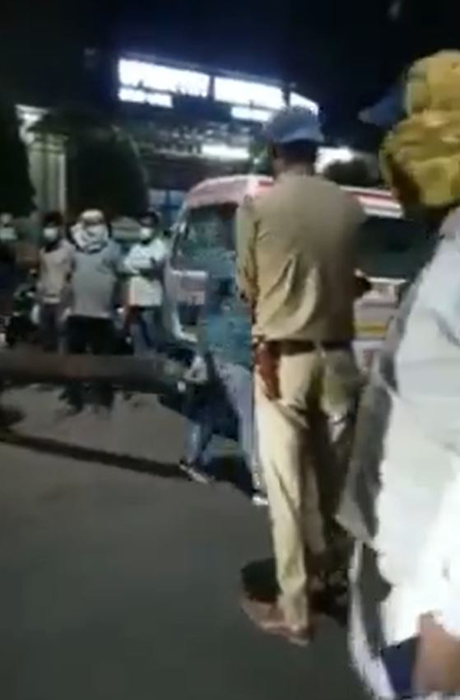 O femeie din India care avea COVID ​a murit după ce polițiștii i-au luat butelia de oxigen ca să ajute un VIP. Imaginile sfâșietoare cu fiul pacientei care i-a implorat în genunchi să nu ia recipientul | VIDEO