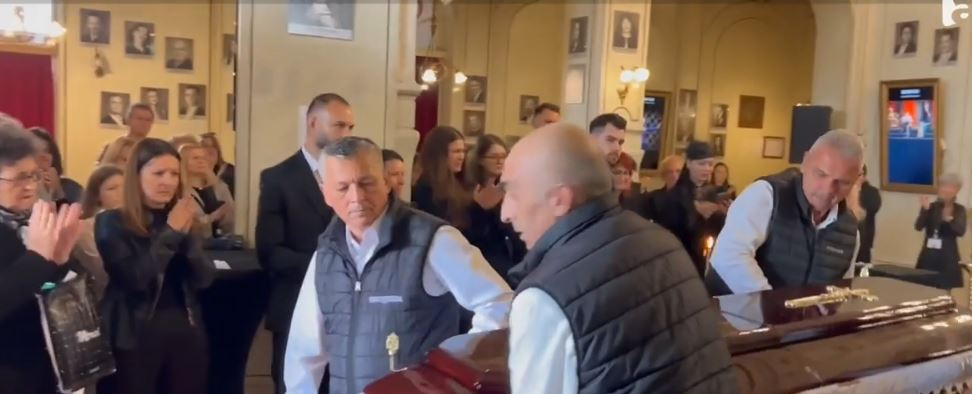 Cel mai greu moment pentru mama lui Ioan Isaiu. Sfâșiată de durere, la priveghiul actorului