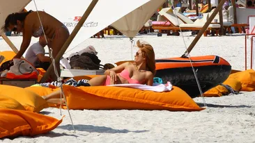 Vremurile de glorie au apus! Anca Turcasiu nu mai are forma fizica de altadata. A facut burtica si e plina de celulita pe fund