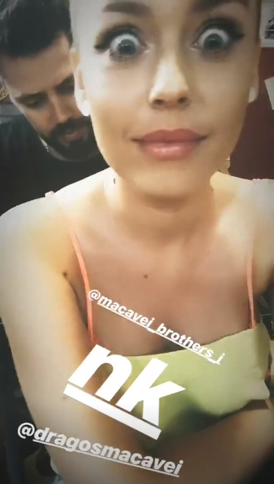 Și-a făcut un nou tatuaj. Misha s-a filmat în timp ce îi era înțepat trupul