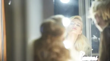 Uite cum se pregăteşte, pas cu pas, Laura Cosoi pentru un pictorial! Blondina a ales albul pur, chiar de Black Friday!