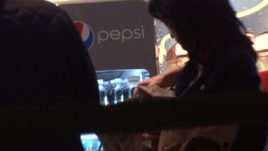 El comanda, ea plateste, pacea in cuplul lor domneste! Daniel Robu se intelege din priviri cu iubita sa!