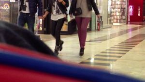 Intre doua nu te ploua, dar nici bine nu iti e! Dacian Varga sparge banii cu doua femei in mall!