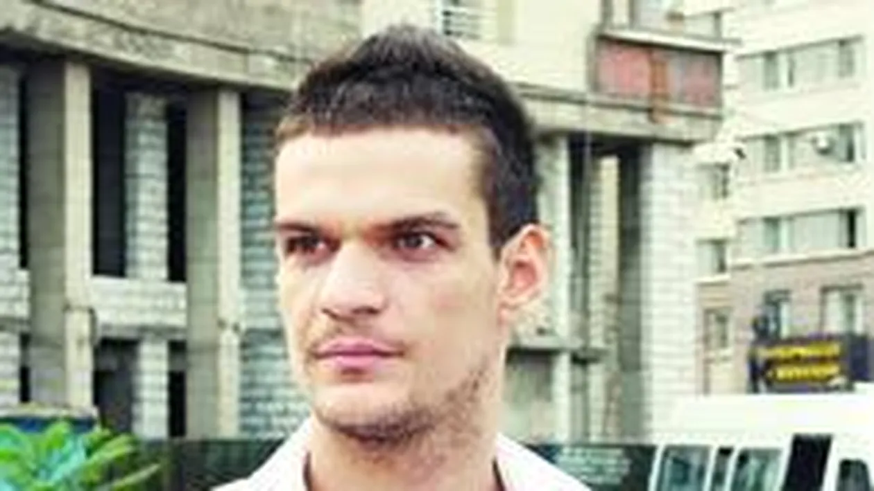 Tudor Chirila, hartuit de admiratoare in tren