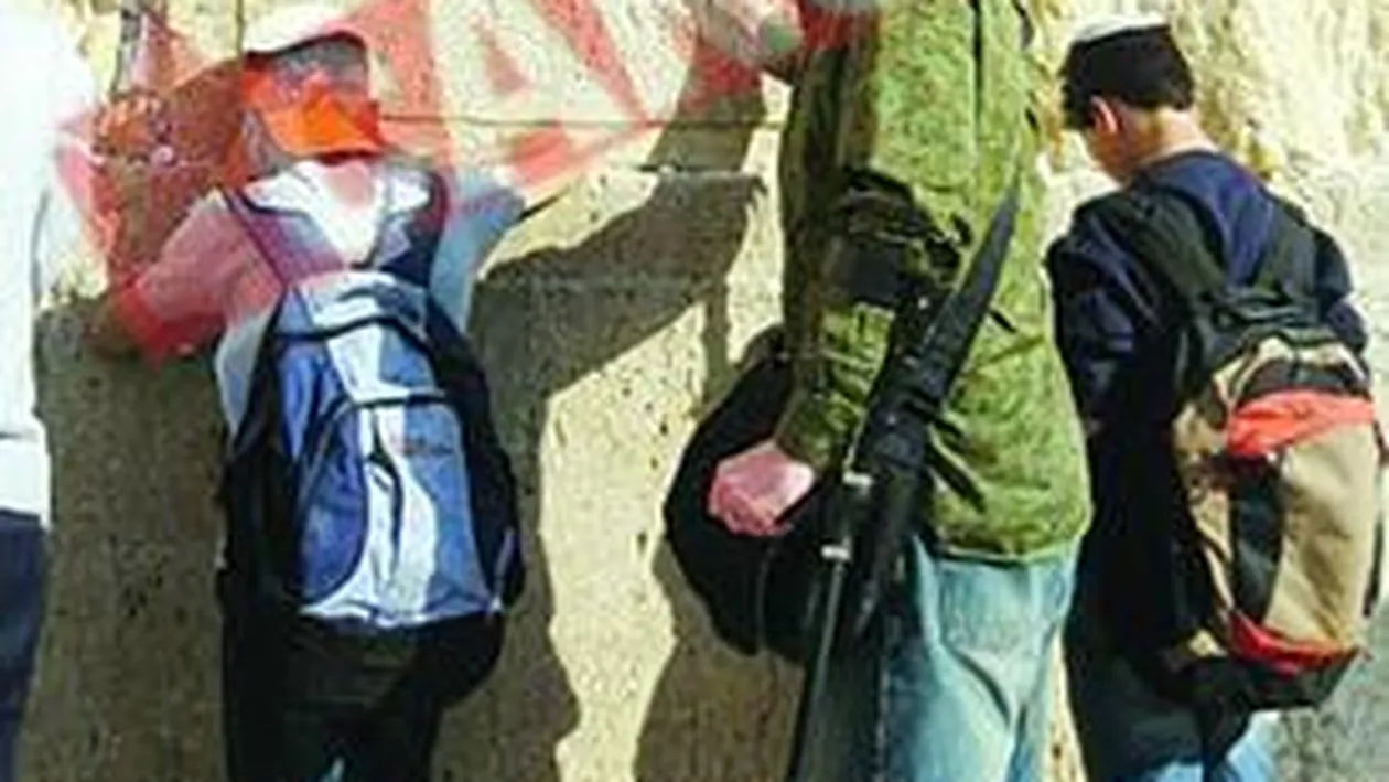 Se sfarama Zidul Plangerii