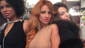 Sanziana Buruiana a imbracat o rochie in care arata mai bine decat dezbracata! Vezi piesa "hot" a blondei!