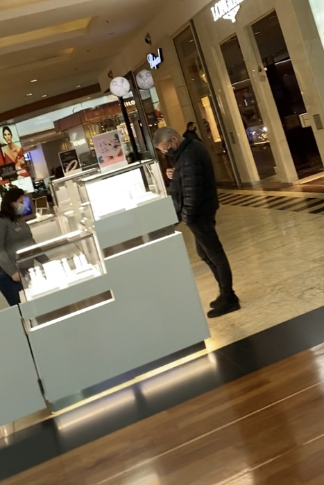 Dan Bittman a fost pus în dificultate de diversitatea bijuteriilor!  Pe care dintre femeile din viața lui vrea să o impresioneze?