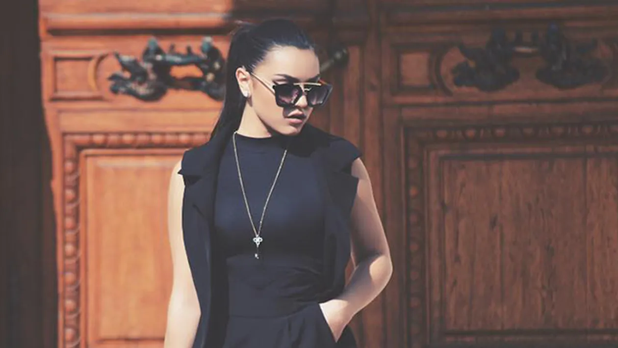 CARMEN MINUNE, cu silicoane la vedere! Artista s-a fotografiat într-un costum de baie minuscul 