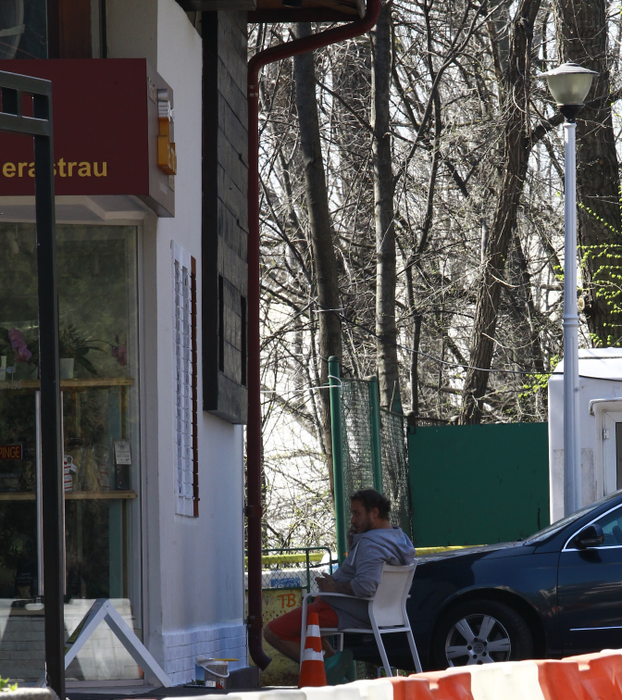 Fiul lui Adrian Petrache zugrăveşte faţada restauranului pe care tatăl lui i l-a lăsat în grijă.
