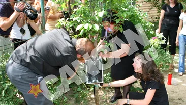 S-au rupt sapte ani de blesteme! A dat norocul peste familia elevului care s-a sinucis pentru profesoara Corina