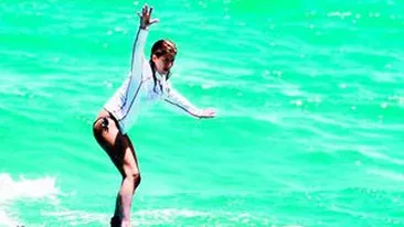 Uite-i cum calaresc valurile!