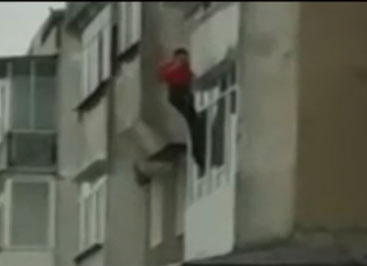 Cine este bărbatul care și-a aruncat tatăl de la etajul al 3-lea al unui bloc din Roman. Poliția îl caută, în continuare, pe agresor, care este acuzat de tentativă de omor