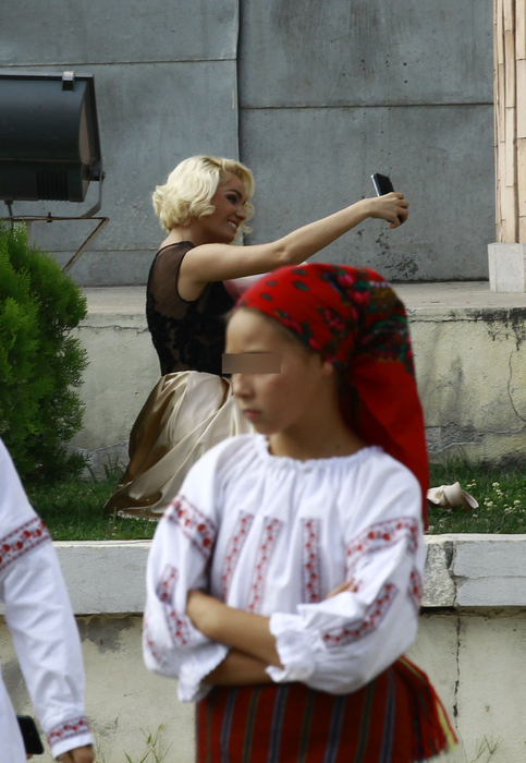 Maria Constantin a primit un buchet superb de flori de la un admirator care a dispărut apoi rapid, precum o... fantomă!