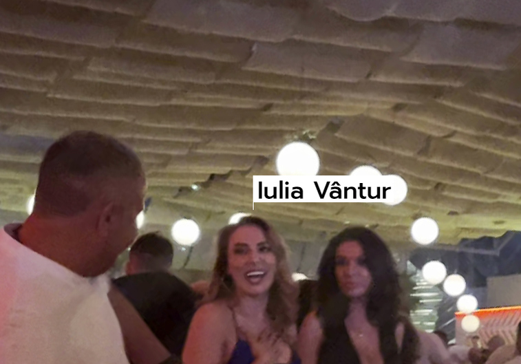 Iulia Vântur a petrecut în club, alături de o bună prietenă