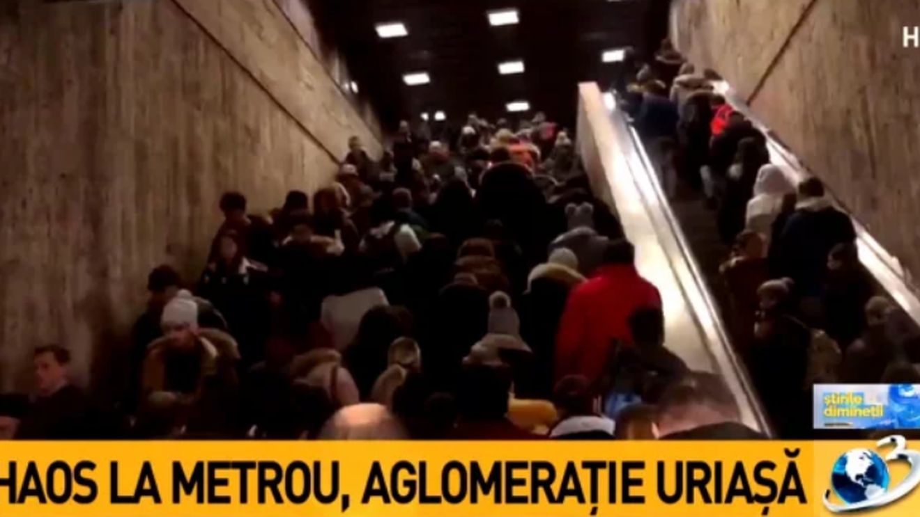 Aglomerație uriașă la metroul din București din cauza vremii nefavorabile
