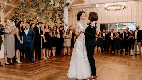 O femeie, criticată intens pentru rochia cu care s-a îmbrăcat la nunta fiicei ei