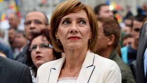 CARMEN IOHANNIS se declară împotriva şcolii acasă, după ce DANA NĂLBARU şi-a retras fata din sistemul de învăţământ

