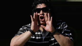 VIDEO Maradona a dat cu masina peste un cameraman si tot el l-a injurat!