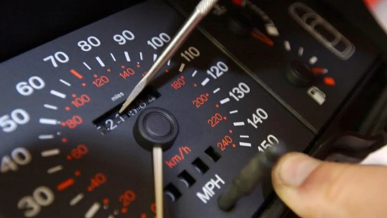 Înregistrare şocantă! Un român se laudă că dă înapoi kilometrajul maşinilor second-hand ca să le poată vinde