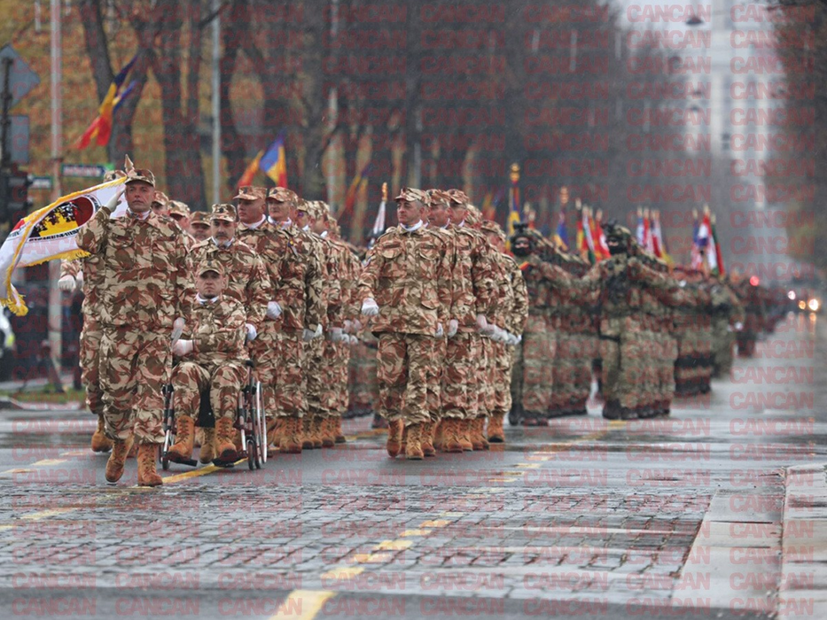 Defilarea militarilor români. Foto: Cancan