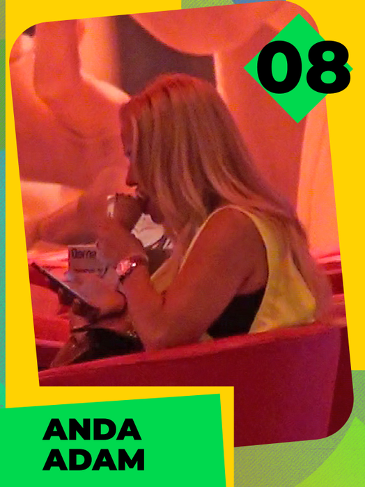 TOP 30 sexy vedete care au făcut show cu frișcă și cu înghețată! Antonia, Delia și Babs nu s-au putut abține! Avem 100 de fotografii de colecție!