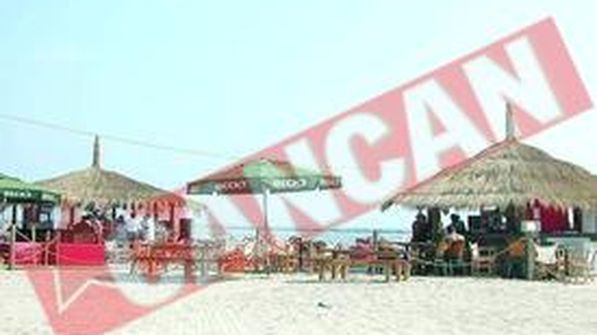 Baruri ilegale pe plaja din Mamaia