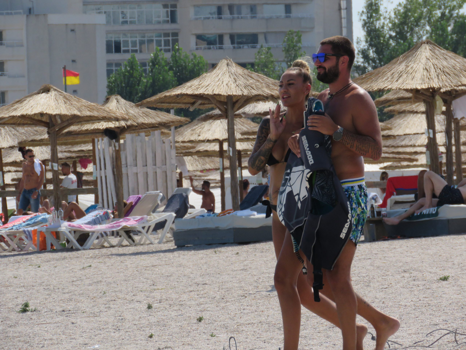 Cazacu și blonda s-au distrat la mare